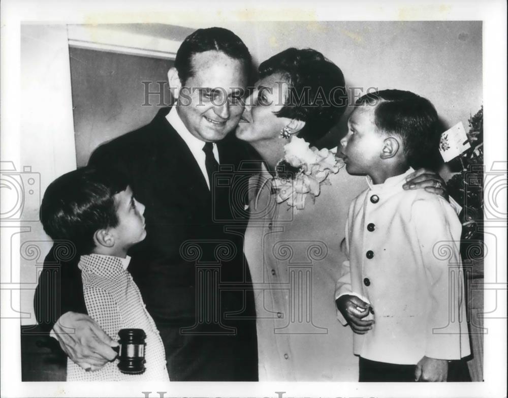 1968 Press Photo Robert Steel celebrates swearing-in with his wife Marlene - Historic Images