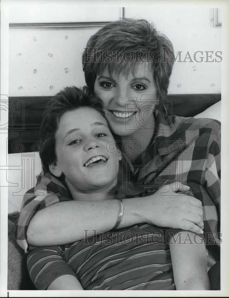 1985 Press Photo Liza Minnelli and Corey Haim star on A Time to Live TV movie - Historic Images