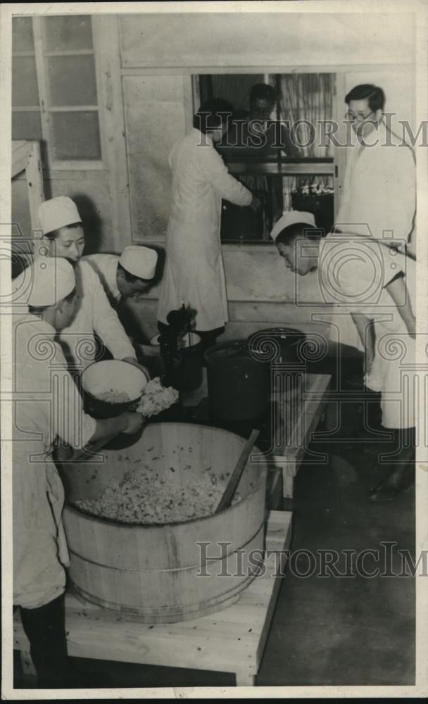1936 Press Photo Japan cooks dish up rice to factory workers - Historic Images