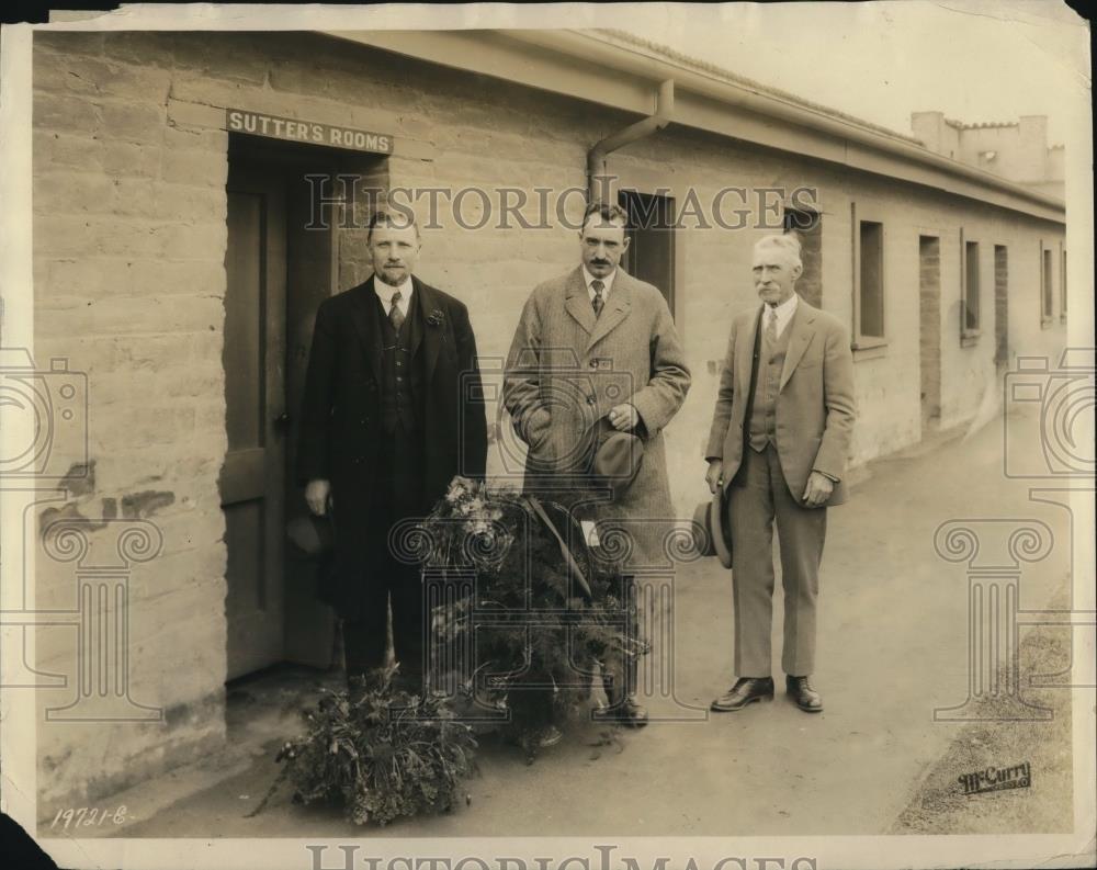 1925 Press Photo Marc Peter at Lilitz Pennsylvania Tomb of John A. Sutter - Historic Images