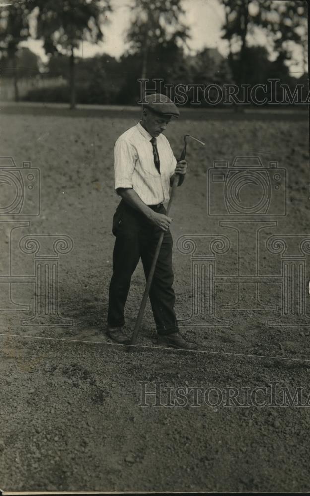 1925 Press Photo Worker making a straight trench with a sweeping motion - Historic Images