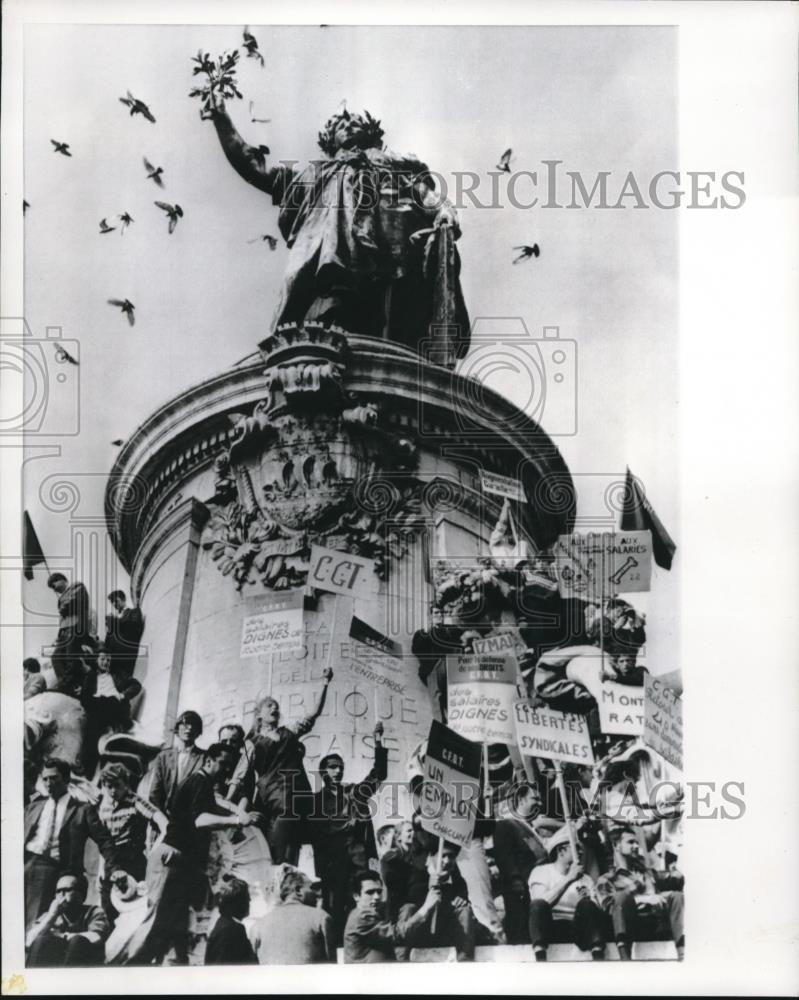 1966 Press Photo Parisian workers around the monument in Place de Republique - Historic Images