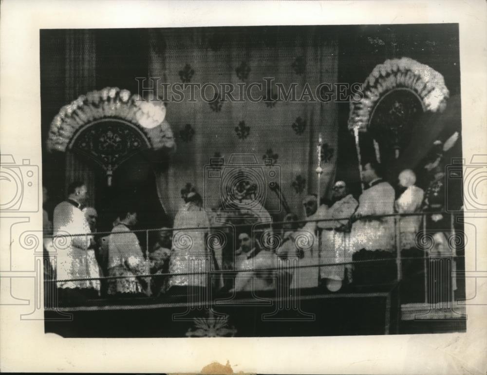 1939 Press Photo The crowning of Pope Pius XII on the balcony of St.Peter&#39;s,Rome - Historic Images