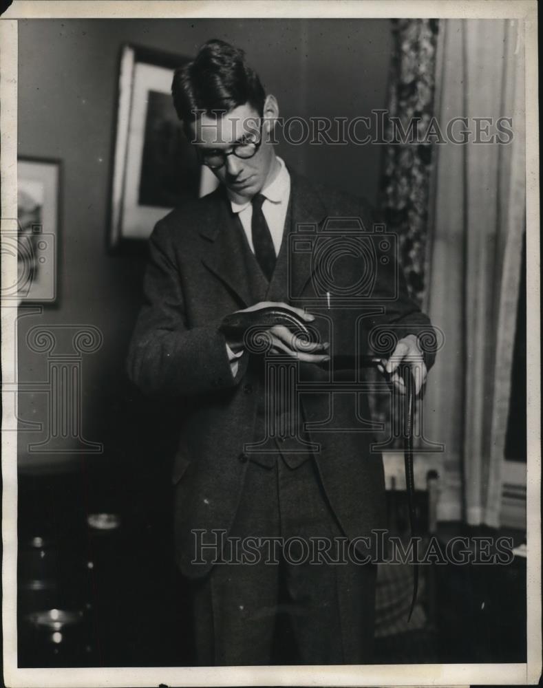 1925 Press Photo M.K. Brady, Reptile Collector Holds Legless Russian Lizard - Historic Images