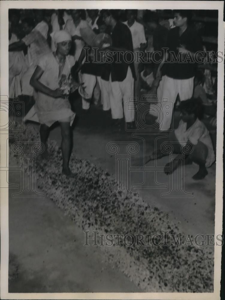 1960 Press Photo Muslim Worshipers Walk Hot Coals, Karachi, Pakistan - Historic Images