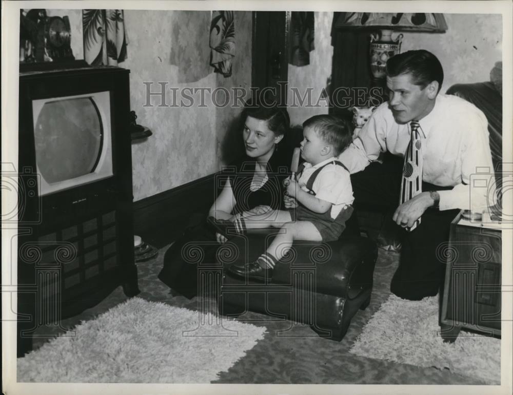 1951 Press Photo Juliana age 23 Henri age 2 &amp; Josef {olak DPs from Poland - Historic Images