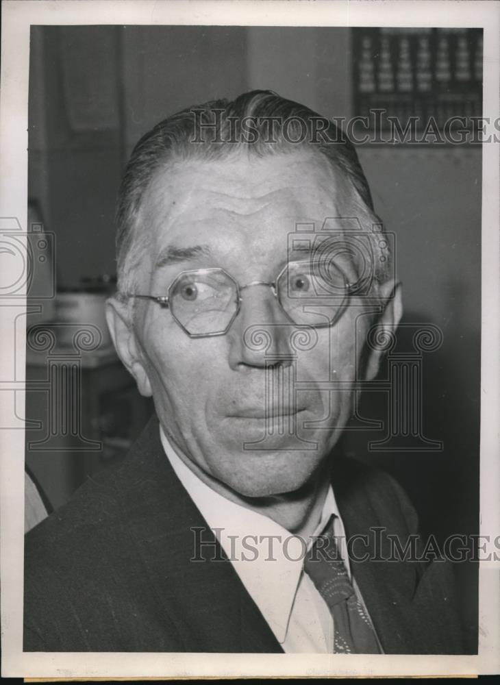 1945 Press Photo Eugene Suragan wrote a note to the Detroit police - Historic Images