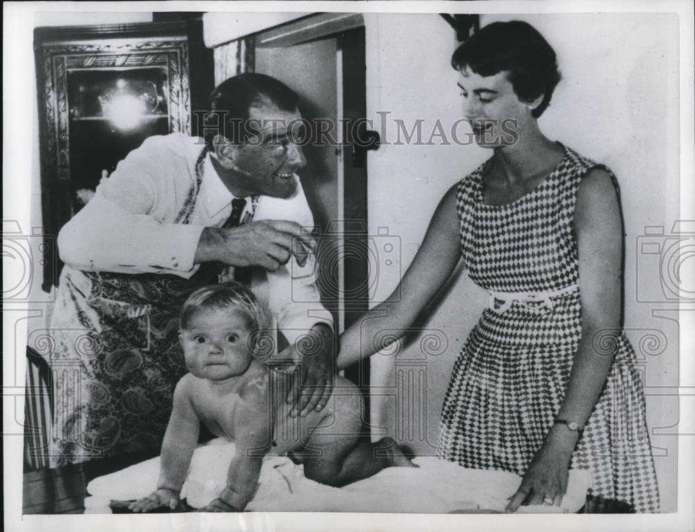 1957 Press Photo Major Edgar C E Powell London Daily Sketch Contest Terry Hewitt - Historic Images