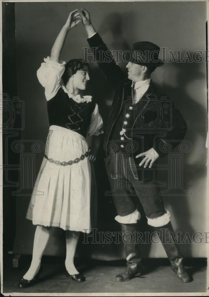 Press Photo Slovenian Couple in Traditional Costume / Dress - Historic Images
