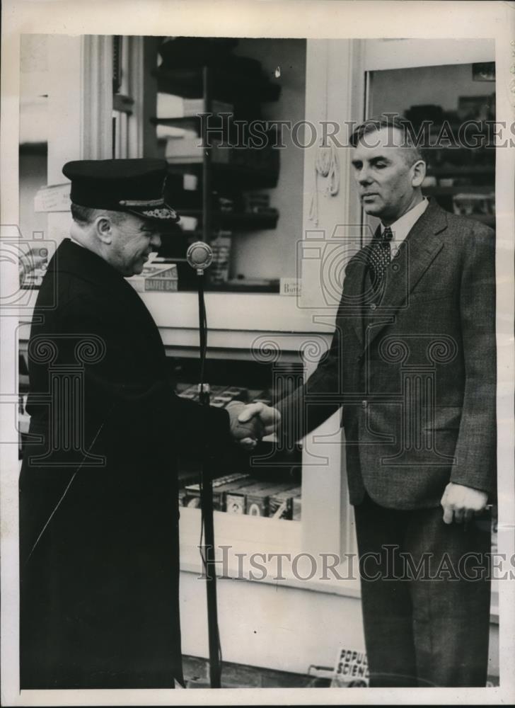 1938 Press Photo of Joseph Valcauda shaking the hand of Rear Admiral E.B. Fenner - Historic Images