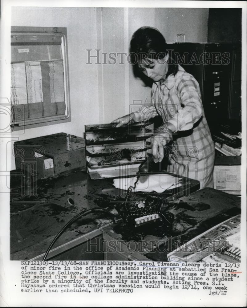 1968 Press Photo of Carol Tivenan cleaning up after a fire. - Historic Images