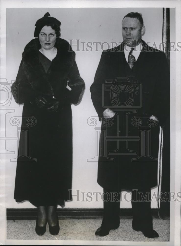 1935 Press Photo Miss Vera Van Tassell and C.C. Jelks waiting to enter the - Historic Images