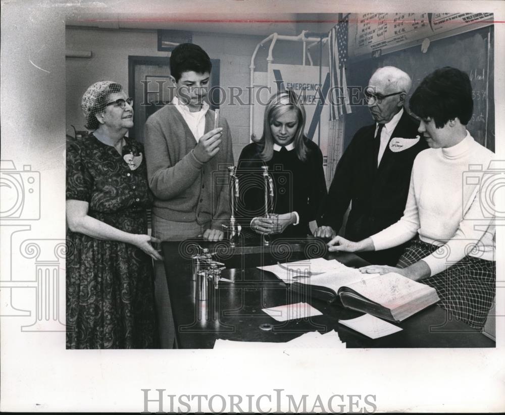 1967 Press Photo Students Thomas Stusek and Ruth Kroll wiht Mr.and Mrs.McDough - Historic Images