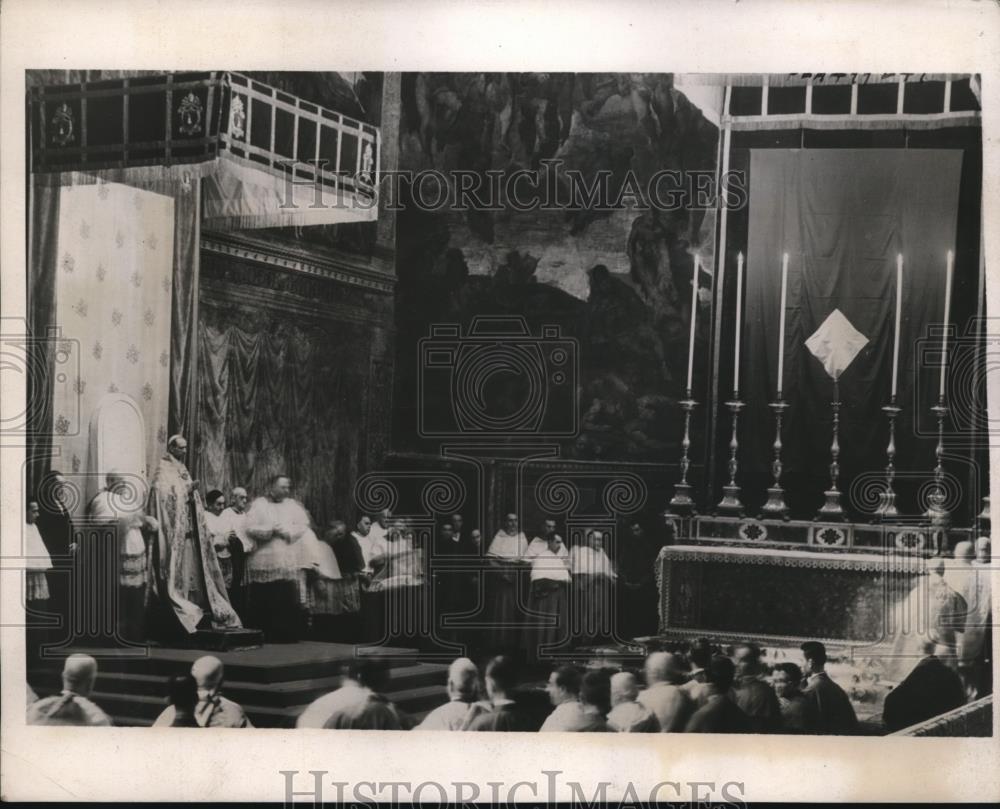 1939 Press Photo Pope Pius XII standing before his throne for the Easter Service - Historic Images