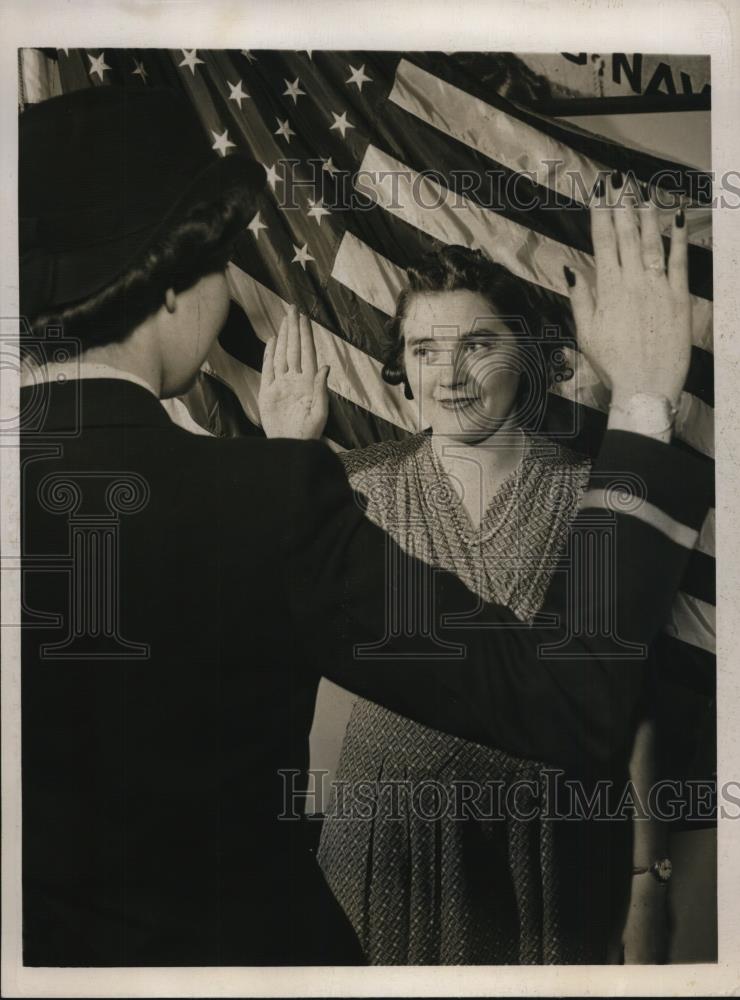 1943 Press Photo Isabella F. Pierson Joins Waves After 20 Minutes Citizenship - Historic Images