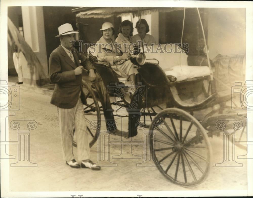 1935 Press Photo Nassau Bahamas Mr &amp; Mrs Ed Barber &amp; daughters - Historic Images