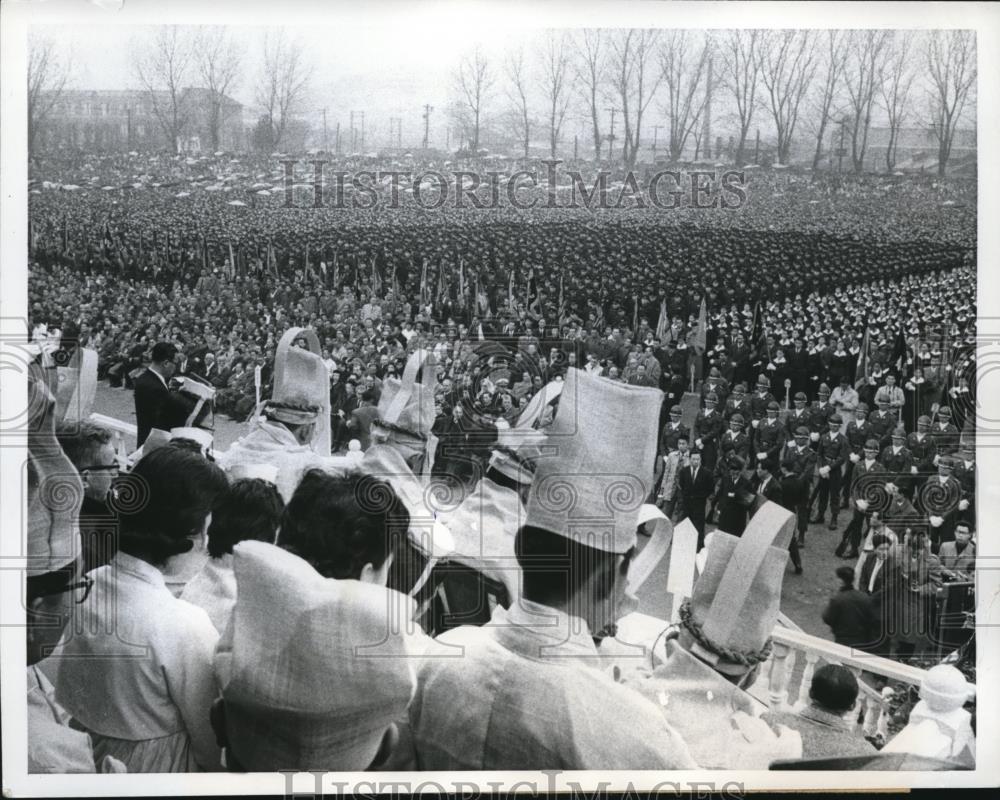 1960 Press Photo Koreans gather at the Seoul Municipal Stadium for Dr.Chough - Historic Images