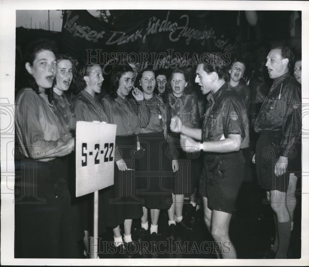 1950 Press Photo Boys of &quot;FDJ&quot; or Free German Youth try to arouse spirits - Historic Images