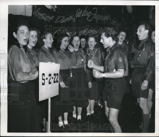 1950 Press Photo Boys of "FDJ" or Free German Youth try to arouse spirits - Historic Images