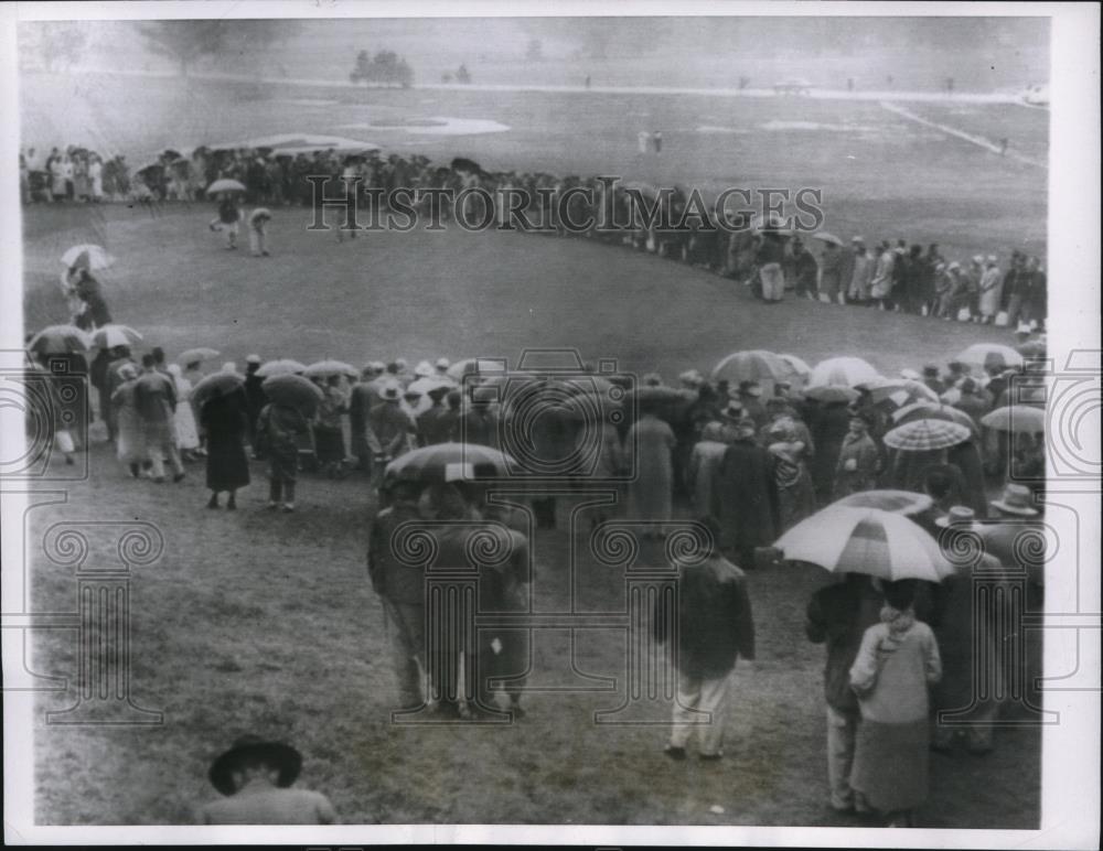 1956 Press Photo Pebble Beach Calif Cary Middlecoff putts in Natl Pro Am - Historic Images