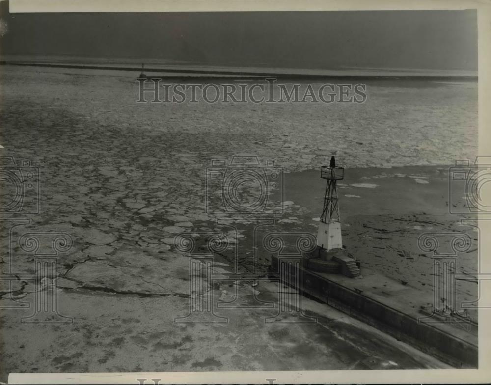 1941 Press Photo Ice formation at Cuyagoha River - Historic Images