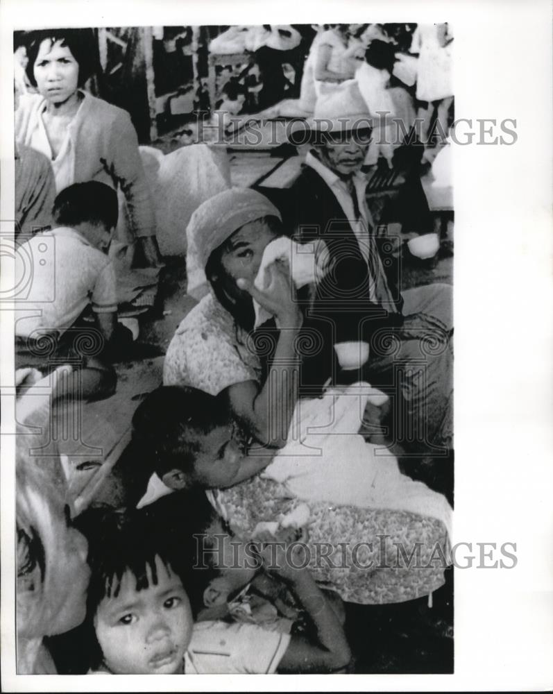 1965 Press Photo Evacuees of the killer volcano in the Philippines - Historic Images