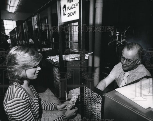 1975 Press Photo Cynthia Roberts places $2 bet in Horse Sue Perry - Historic Images