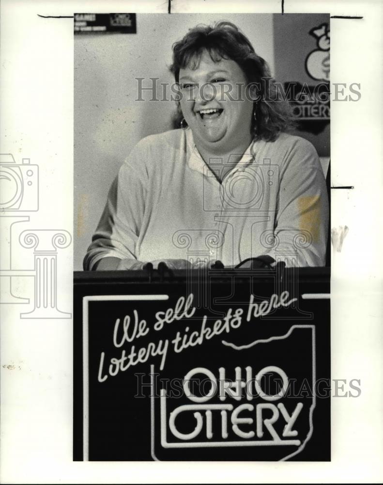 1987 Press Photo Christine Smith winner of $15 million dollars lottery ticket - Historic Images