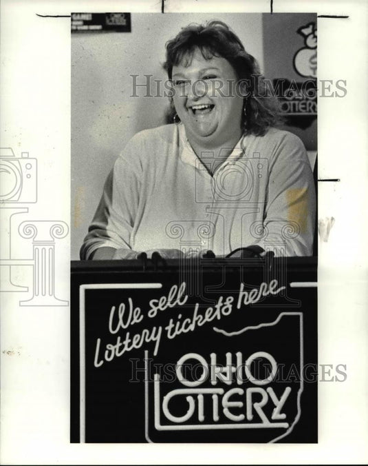 1987 Press Photo Christine Smith winner of $15 million dollars lottery ticket - Historic Images