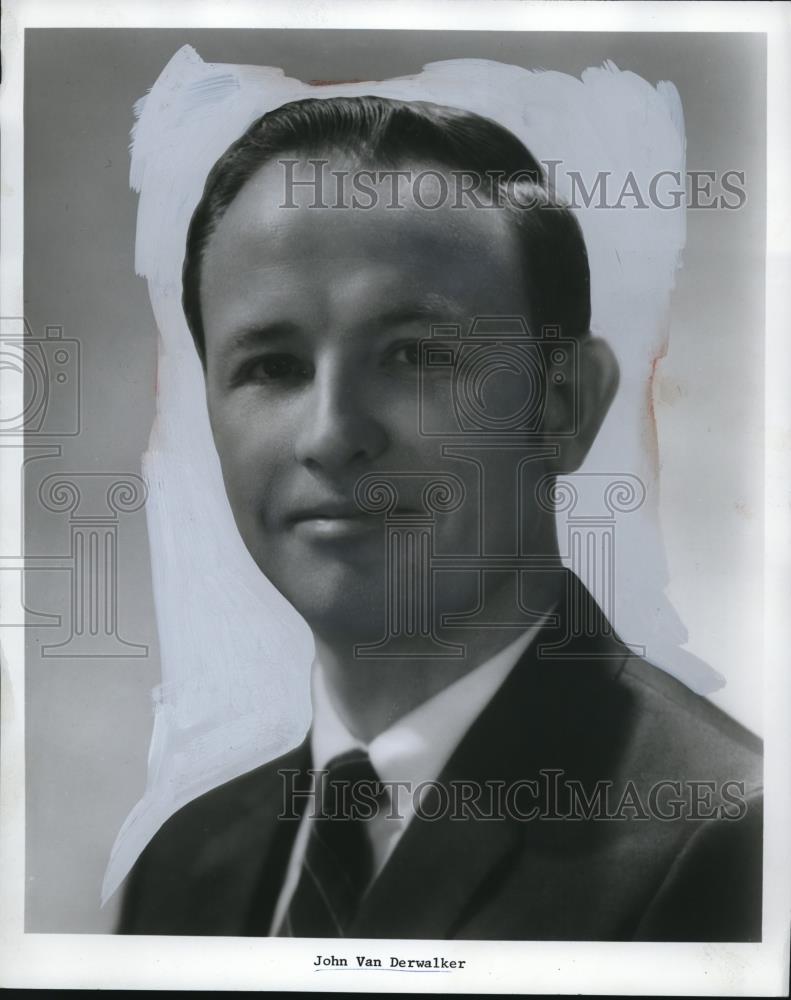 1969 Press Photo John Van Derwalker posed for a photo opportunity - Historic Images