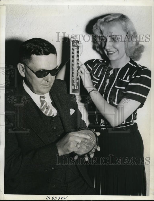 1939 Press Photo J. Robert Atkinson reads his Braille thermometer. - Historic Images