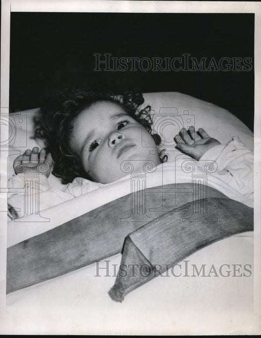 1949 Press Photo of Mary Lou Van Dorn who fell five stories and wasn't injured. - Historic Images