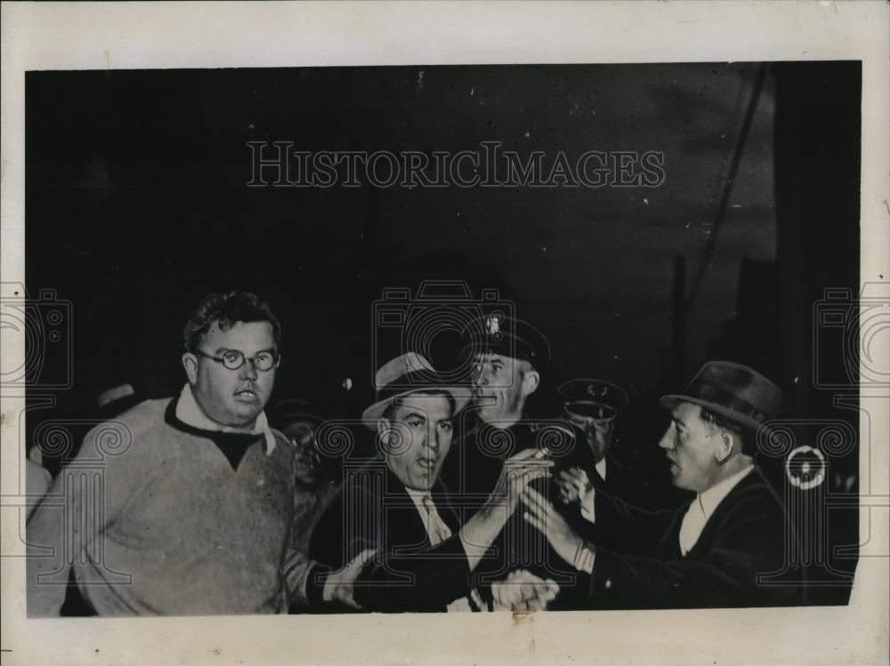 1934 Press Photo Rhode Island State Police trying to arrest Marianno Bishop. - Historic Images