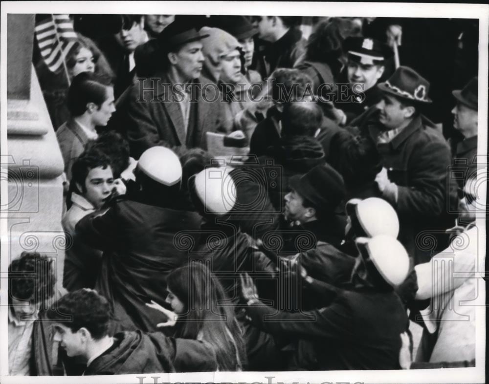 1967 Press Photo Police scuffle with demonstrators during anti-draft march - Historic Images