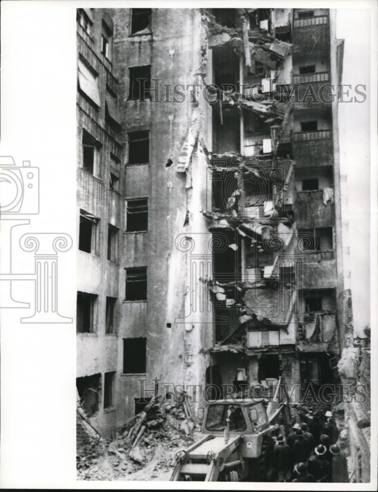 1964 Press Photo rescue workers looking for survivors of among the rubble after - Historic Images