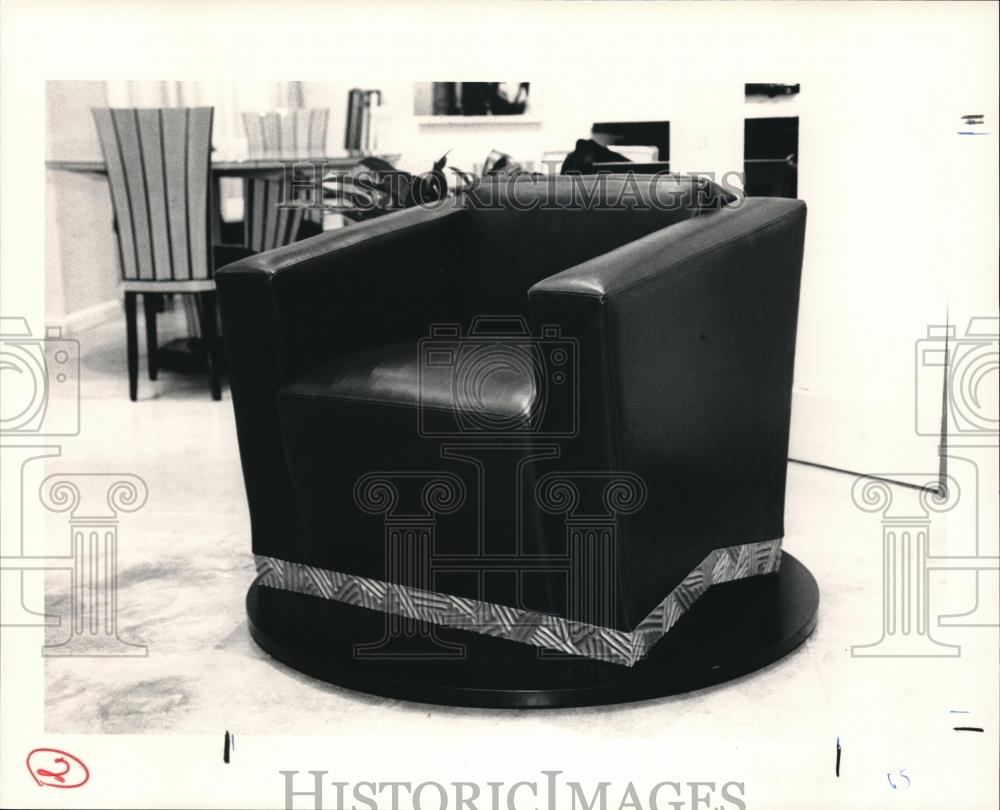 1990 Press Photo Dakota Jackson furniture at Alfred and Roth - cva70038 - Historic Images