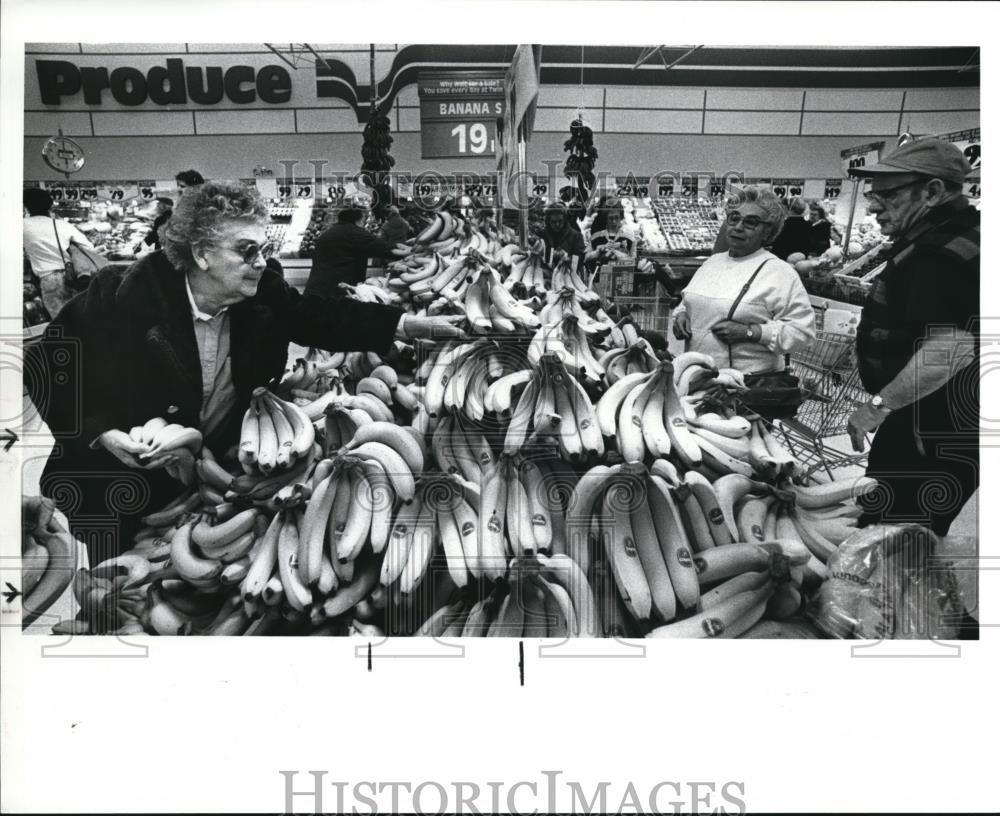 1989 Press Photo The produce section of Twin Valu in Cuyahoga Falls - Historic Images