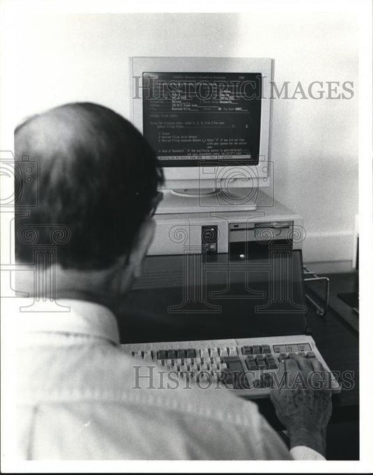 1991 Press Photo Donald Strachan in Internal Revenue Service Office - cva70247 - Historic Images