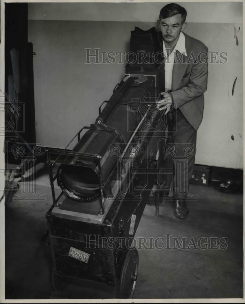 1948 Press Photo Julian Wilson, Associate Press cameraman with the new camera - Historic Images