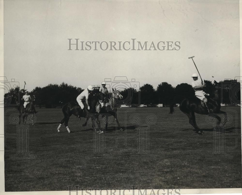 1930 Press Photo Harold Talbot in polo action tween Blue &amp; Whites in NY - Historic Images