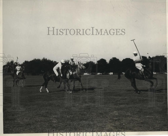1930 Press Photo Harold Talbot in polo action tween Blue & Whites in NY - Historic Images