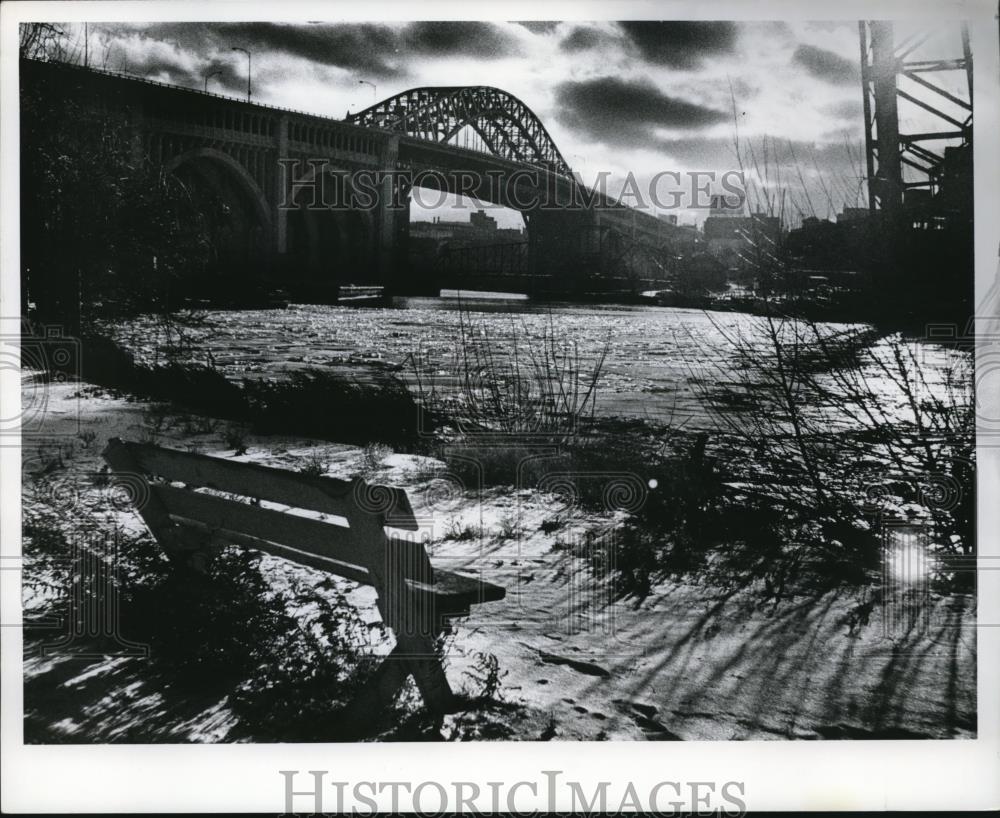 1979 Press Photo Sun shines on ice covered Cuyahoga flats - Historic Images