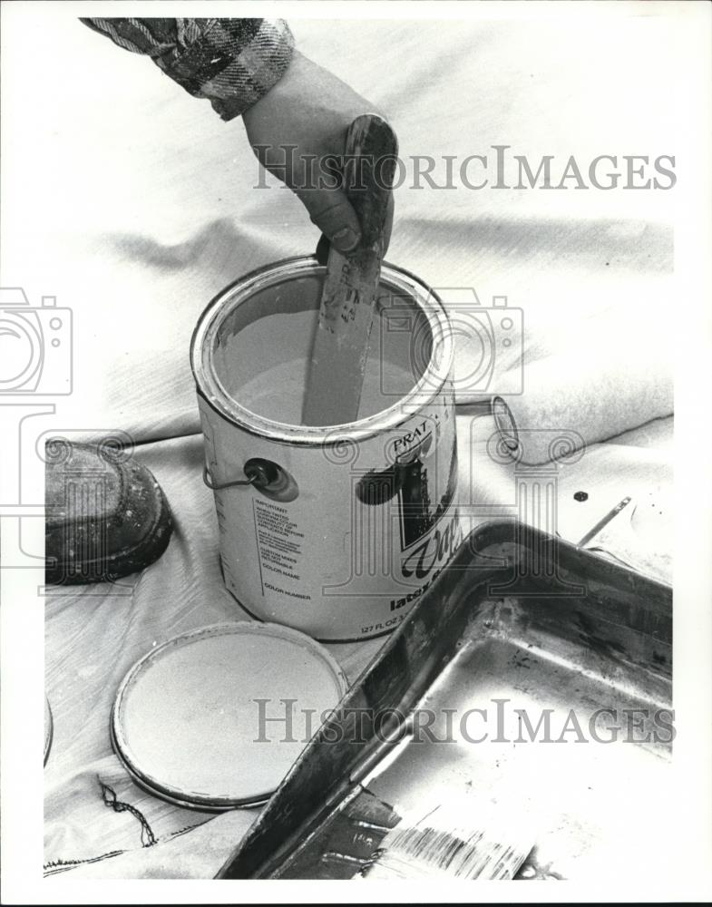 1985 Press Photo Mix paint thoroughly prior to applying to the prepared surface - Historic Images