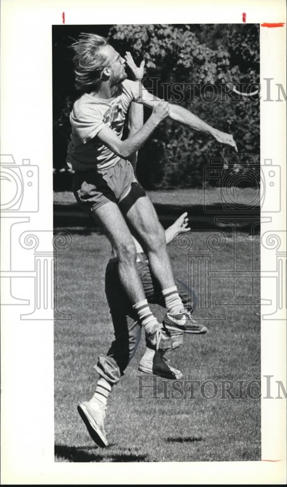 1977 Press Photo Case Western Reserve University students play Ultimate Frisbee - Historic Images
