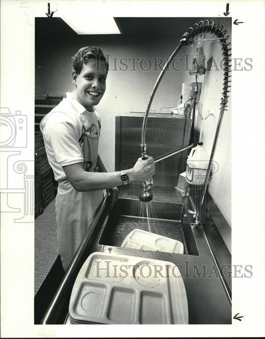 1986 Press Photo James Lukes Wash Dishes at Parma Developmental Center - Historic Images