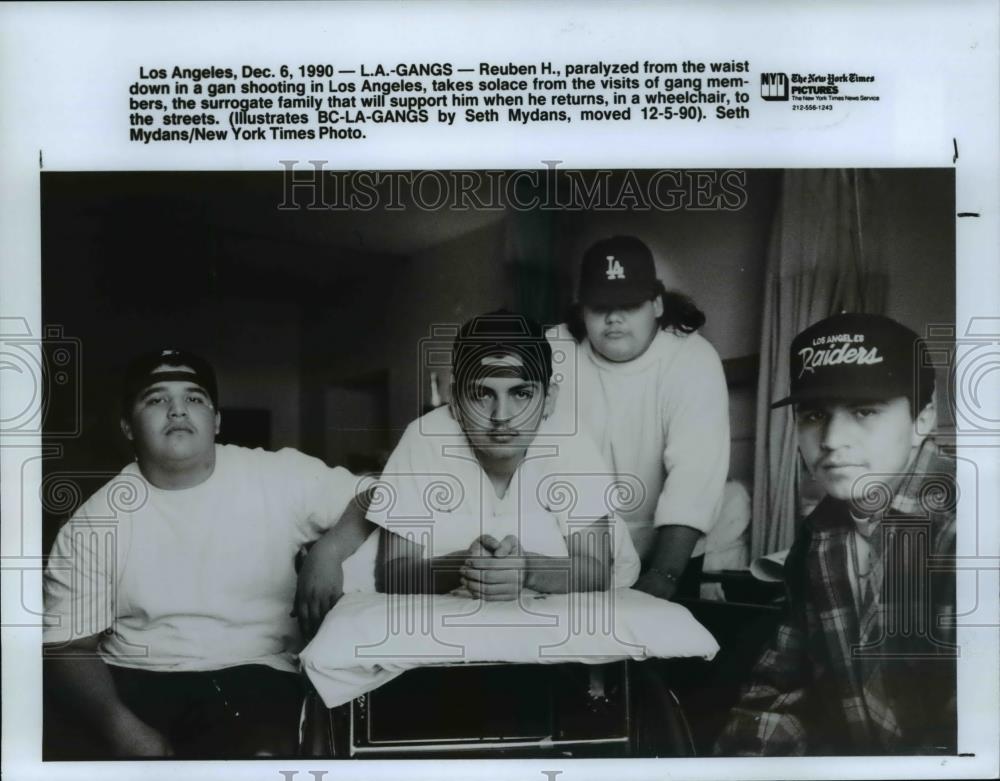 1990 Press Photo Reuben H. paralyzed from wrist down in gun shooting in LA - Historic Images