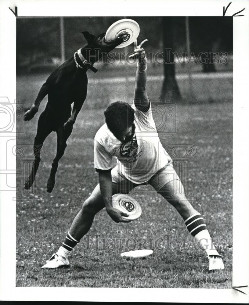 1987 Press Photo Coffee Leaps to snare a Frisbee over Head of Barry Barazzone. - Historic Images