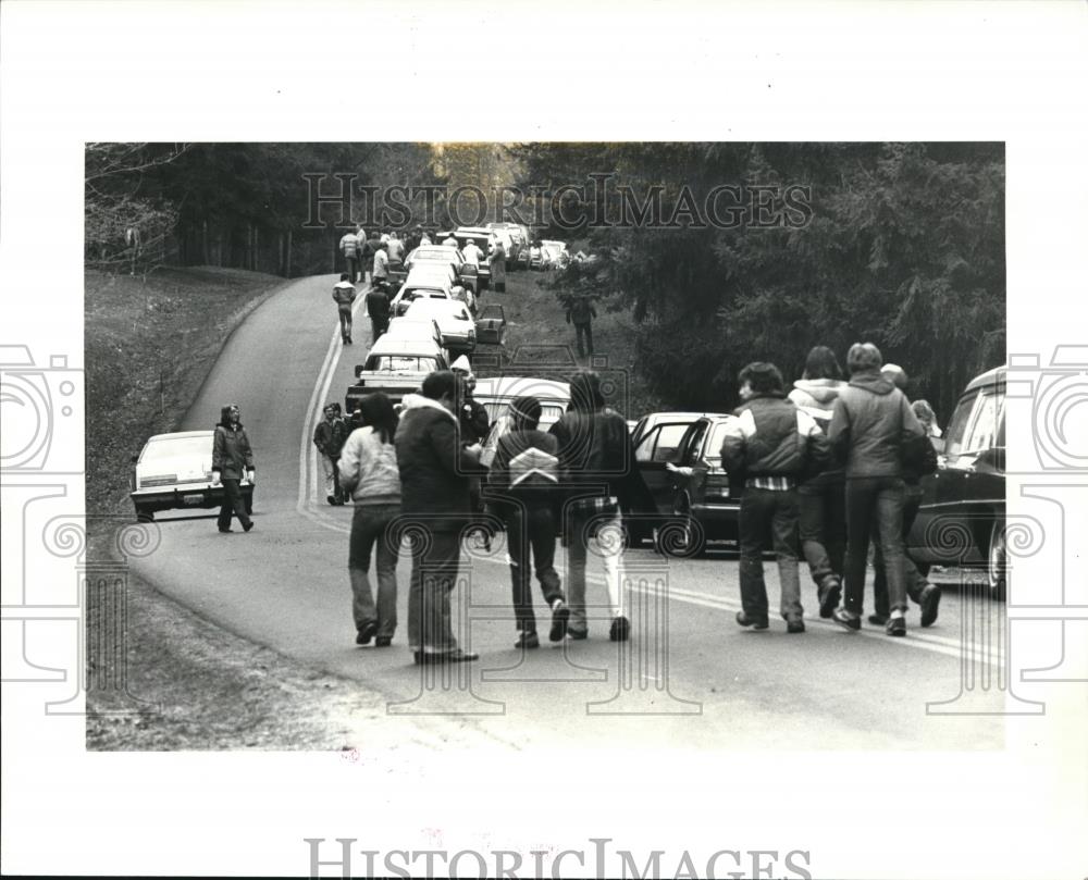 1983 Press Photo Congested traffic near buzzard roost in Hinckley Metro Park - Historic Images