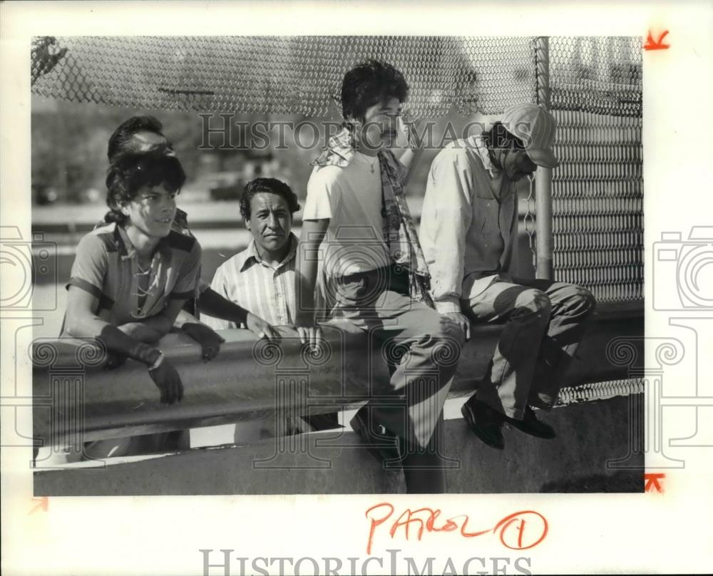 1981 Press Photo Patrol-Illegal Aliens crossing onto the highway - cva68274 - Historic Images