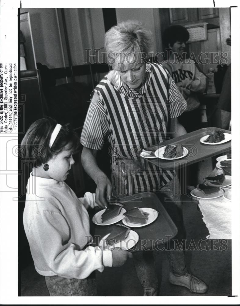 1988 Press Photo Thanksgiving Meals at St, Augustine Church - cva70258 - Historic Images